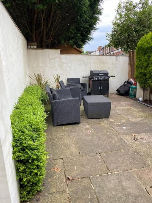 Contemporary Duplex - Private Patio & Parking Apartment Stockport Luaran gambar